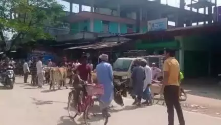 উত্তৰ লক্ষীমপুৰ: দ'লহাটৰ গৰু বজাৰত পঞ্জীয়ন বহিঃভুত অভিযোগ ,দলহাট থানাত এজাহাৰ দাখিল জগন্নাথ সুৰক্ষা মণ্ডলীৰ