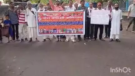 खगड़िया: मुजफ्फरपुर बलात्कार घटना के खिलाफ खगड़िया स्टेशन पर पीएम-सीएम का पुतला दहन