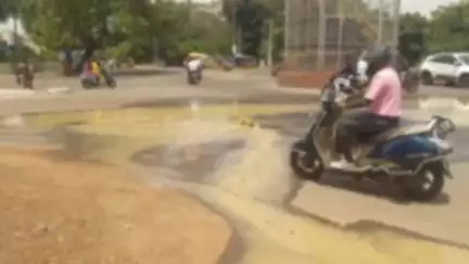 காரைக்குடி: மாநகராட்சி அலுவலகம் அருகே சாலையில் பெருக்கெடுத்து ஓடிய மலம் கலந்த பாதாள சாக்கடை கழிவுநீர்"துர்நாற்றத்தால்  பொதுமக்கள் வாகன ஓட்டுநர்கள் அவதி"