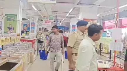 વઢવાણ: SOG અને બોમ્બ સ્કોર્ડ સહીતની ટીમ દ્વારા શહેરમાં ભીડ વાળી જગ્યાએ ચેકીંગ કાર્યવાહી હાથ ધરવામાં આવી