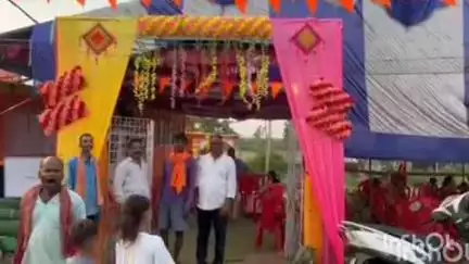 चतरा: चतरा शहर के छठ तालाब स्थित शनि मंदिर में शनि महाराज की प्रतिमा का प्राण प्रतिष्ठा हवन भंडारे के साथ संपन्न