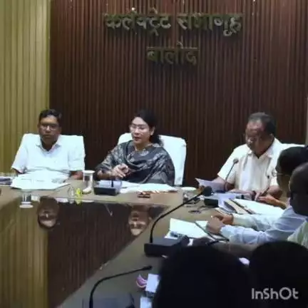 बालोद: कलेक्टर ने संयुक्त जिला कार्यालय बालोद के सभाकक्ष में राजस्व विभाग के अधिकारियों की बैठक ली