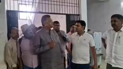 हज़ारीबाग: हजारीबाग: मेडिकल कॉलेज में दरवाजा बंद होने से गर्भवती निजी अस्पताल जाने को मजबूर, सांसद ने जताई नाराज़गी