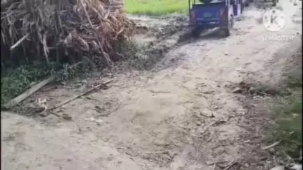 রায়গঞ্জ: বড়ুয়া গ্রাম পঞ্চায়েতের কুইতোরে বেহাল রাস্তা, সমস্যায় সাধারণ মানুষ, রাস্তা তৈরীর আশ্বাস দিলেন প্রধান #jansamasya