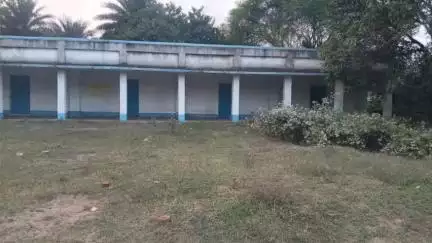 সাঁতুড়ি: কয়েক বছর ধরে বন্ধ হোস্টেল সমস্যায় শাঁতুড়ি ব্লকের বেলঝুপা আশ্রম হোস্টেলের ছাত্রছাত্রীরা