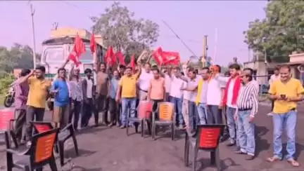 धनबाद/केंदुआडीह: वेतन वृद्धि को लेकर पुटकी के मुनीडीह कोल वाशरी में मजदूरों ने निजी ट्रांसपोर्टिंग को किया ठप्प