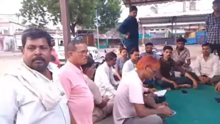 तेंदूखेड़ा: सब्जी दुकानों पर अतिक्रमण, परेशान दुकानदारों ने कहा - दुकान लगाने की जगह नहीं है