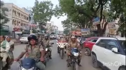 गोपालगंज: बकरीद पर्व को लेकर नगर थाना परिसर से निकाला गया फ्लैग मार्च, सदर एसडीपीओ और सीओ रहे मौजूद