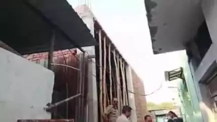 रुद्रपुर: रुद्रपुर के पहाड़गंज में बन रही अवैध मस्जिद पर प्रशासन की टीम ने शटरिंग हटाने की कार्रवाई की