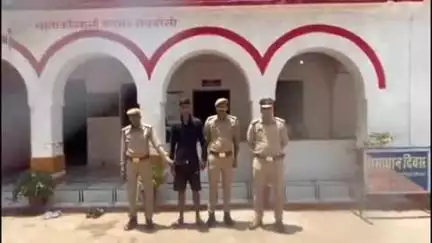 डलमऊ: डलमऊ पुलिस ने गुरबक्शगंज मार्ग के पास से ₹12000 के इनामिया अभियुक्त को गिरफ्तार कर भेजा जेल