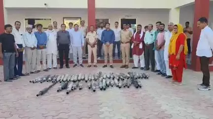 राजगढ़: राजगढ थाना पुलिस ने पटाखे बजाने वाली 50 बुलेट मोटरसाइकिलों के मोडिफाई किए साइलेंसर खोले, दी सख्त कार्रवाई की चेतावनी