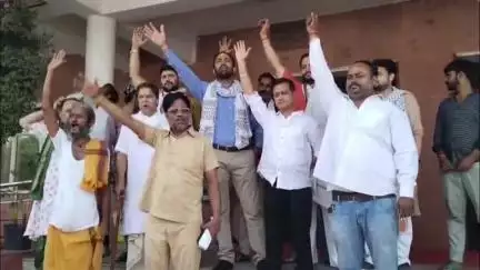 मथुरा: वृन्दावन में कोरिडोर के विरोध के बीच सरकार के सलाहकार ने सेवायतों से की चर्चा, गोस्वामियों ने बैठक में काटा हंगामा