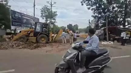 होशंगाबाद नगर: कुलामडी रोड पर सड़क निर्माण के दौरान मंत्री के काफिले से पहले गड्ढा भरा गया, वीडियो वायरल