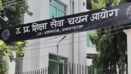 शिक्षा सेवा चयन आयोग के गेट पर प्राथमिक शिक्षक भर्ती प्रक्रिया की मांग को लेकर अभ्यर्थियों ने किया प्रदर्शन