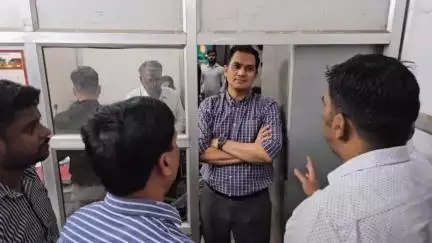 कोल: नगर आयुक्त ने अचानक निरीक्षण किया, जन्म मृत्यु पटल पर सुधार के दिए निर्देश