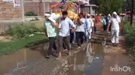 पोरसा: श्मशान घाट तक का रास्ता बना परेशानी, नगर में स्वच्छता की खुली पोल