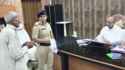 औरंगाबाद: समाहरणालय स्थित कार्यालय कक्ष में जिला पदाधिकारी ने लगाया जनता दरबार, सुनी 12 परिवादियों की समस्याएं