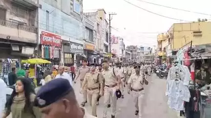 खरगौन: खरगोन पुलिस ने बकरी ईद व अन्य त्योहारों को देखते हुए शहर में निकाला फ्लैग मार्च