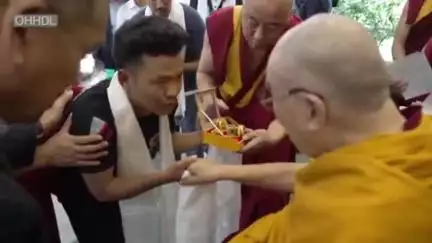 धर्मशाला: तिब्बती धर्मगुरु दलाई लामा से मिलने और आशीर्वाद लेने तिब्बती समुदाय के लोग मैक्लोडगंज पहुंचे