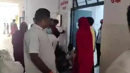 ज्ञानपुर: गोपपुर में सड़क हादसे में दूल्हे के मामा की हुई मौत, एक व्यक्ति गंभीर रूप से घायल