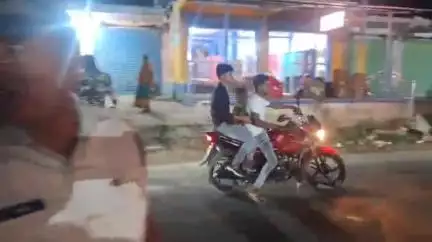 ভগবানগোলা ১: ঈদের আগে বাড়ি ফেরা ভিড়ে নজরদারি বাড়াল পুলিশ, নেশাগ্রস্ত ও হেলমেটবিহীন চালকদের জন্য চলছে কড়া নাকা চেকিং