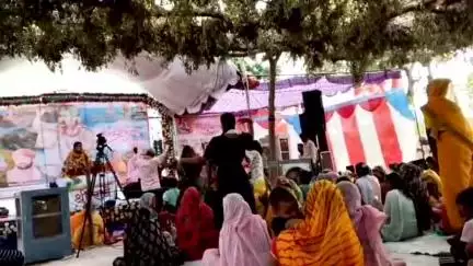 नरवर: नरवर के पोहा गांव में श्रीमद्भागवत कथा में उमड़े श्रद्धालु, नाचते-गाते दिखे