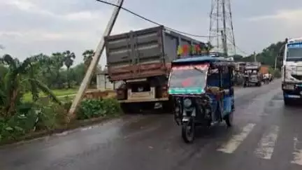 अरियरी: धनौल मोड़ पर हाइवा ट्रक ने पोल में मारी टक्कर, बड़ी दुर्घटना टली
