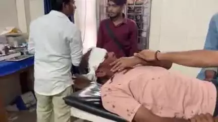 टीकमगढ़: टीकमगढ़: इंद्रपुरी कॉलोनी में शराब के नशे में व्यक्ति सड़क हादसे का शिकार, अस्पताल में भर्ती