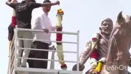 वाशिम: अकोला नाका येथे छत्रपती शिवाजी महाराज राज्यभिषेक सोहळ्यानिमित्त राज्याचे क्रीडामंत्री भरणे यांनी केले अभिवादन