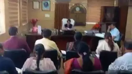 रामगढ़: उपायुक्त ने कार्यालय में की शिक्षा विभाग के कार्यों की समीक्षा बैठक