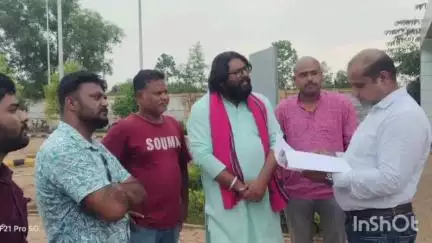 जगदलपुर: नगरनार स्टील प्लांट की भर्ती के साक्षात्कार का रायपुर के निजी होटल में विरोध किया बस्तर अधिकार मुक्ति मोर्चा ने
