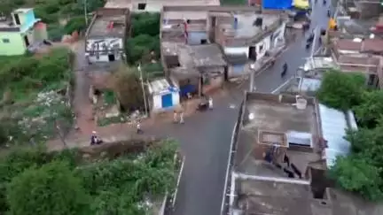 इचाक: इचाक में बकरीद पर्व पर विधि व्यवस्था बनाए रखने के लिए उपायुक्त व पुलिस अधीक्षक ने किया फ्लैग मार्च
