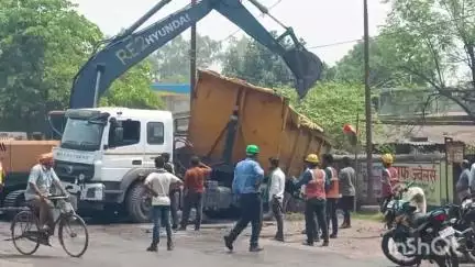 कोरबा: बालको रिंग रोड में अनियंत्रित ट्रेलर नाली में जा घुसी, कड़ी मशक्कत से निकाला गया बाहर