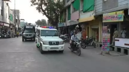 नागदा: नागदा में नागदा और बिरलाग्राम पुलिस ने संयुक्त रूप से फ्लैग मार्च निकाला