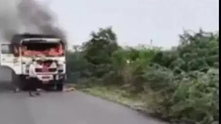 वणी: धावत्या ट्रकला अचानक लागली आग, ट्रकची कॅबिन जळून खाक, ब्राम्हणी जवळील घटना