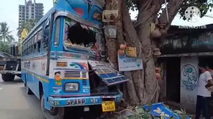 বিষ্ণুপুর ১: দুটি বাসের রেষারেষির জেরে চড়কতলা এলাকায় একটি যাত্রী বোঝাই বাস নিয়ন্ত্রণ হারিয়ে গাছে ধাক্কা মেরে আহত হয় যাত্রীরা