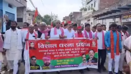 समाजवादी पार्टी की सरकार मे घोरावल विधानसभा में सोन नदी पर बने पुल पर बड़ी गाड़ियों का आवागमन बंद कर दिया गया है उसे तत्काल चालू करने के लिए प्रदर्शन कर महामहिम राज्यपाल महोदय के नाम उप जिलाधिकारी घोरावल को ज्ञापन सौपा गया