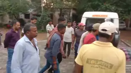 गोला: कोचलाटांड डभातू में बारिश से बचने के लिए पेड़ के नीचे खड़ी महिला की वज्रपात से मौत, एक घायल