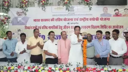 बेतिया: निबंधन एवं परामर्श केंद्र परिसर में दिव्यांगों के बीच 347 लाभार्थियों को सहायक उपकरणों का वितरण किया गया