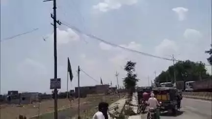 दारव्हा: शहरातील उर्दू हायस्कूलजवळ विद्युत तारा लोंबकळल्याने राष्ट्रीय महामार्गावरील वाहतूक ठप्प