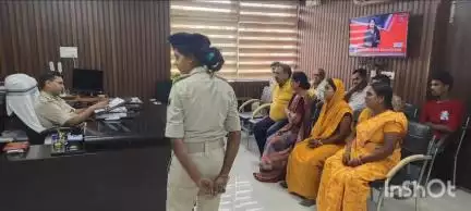 बेगूसराय: कार्यालय कक्ष में डीआईजी ने लगाया जनता दरबार, 8 फरियादियों की सुनी फरियाद