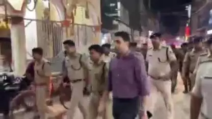 डुमरा: जिला मुख्यालय के विभिन्न इलाकों में डीएम-एसपी ने बकरीद पर्व को लेकर निकाला फ्लैग मार्च