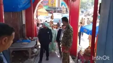 अल्मोड़ा: राज्यपाल (सेनि) लै. जनरल गुरमीत सिंह ने चितई स्थित श्री गोल्ज्यू मंदिर में पूजा-अर्चना की, सुख-समृद्धि की कामना की