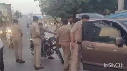 નવસારી: આવતી કાલે ઈદના તહેવાર ને લઈને નવસારીના સ્ટેશન વિસ્તાર પાસે વાહનોનું ચેકિંગ પોલીસ દ્વારા હાથ ધરવામાં આવ્યું