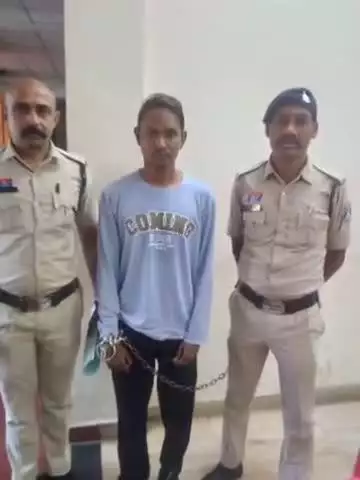 रायपुर: कोतवाली थाना क्षेत्र में अवैध शराब के साथ आरोपी रोहित सागर उर्फ छोटू को किया गया गिरफ्तार