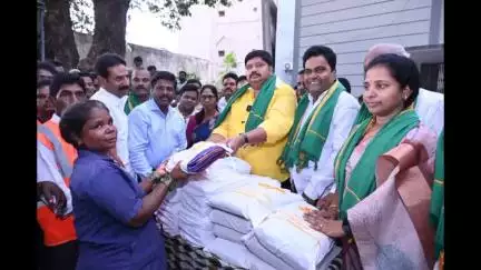 పారిశుద్ధ కార్మికులకు దుస్తులు పంపిణీ