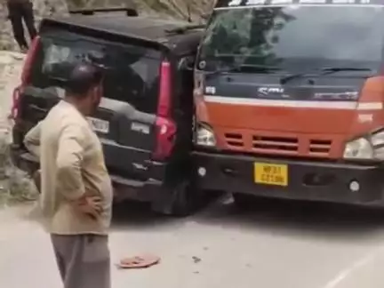 निहरी: जयदेवी न्योल में स्कार्पियो और टिप्पर की जोरदार भिड़ंत, सवार सुरक्षित, कुछ समय के लिए यातायात रहा बाधित