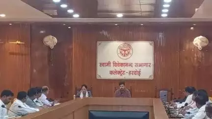 हरदोई: कलेक्ट्रेट सभागार में जिलाधिकारी की अध्यक्षता में जिला स्वास्थ्य समिति के शासी निकाय की बैठक हुई