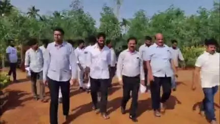 రాజమండ్రి సిటీ: కడియపులంక నర్సరీలో యోగ డే నిర్వహించేందుకు విస్తృత ఏర్పాటు చేస్తున్న అధికారులు