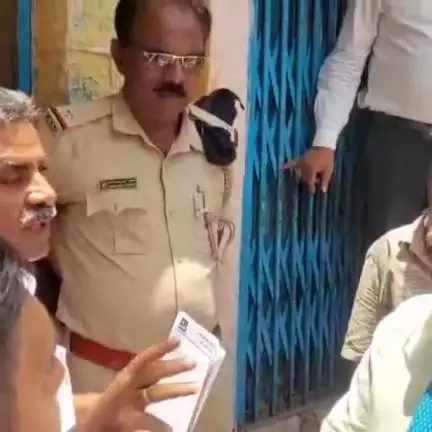 ಅಫಜಲ್ಪುರ: ಬ್ಯಾಂಕ್‌ಗಳಿಂದ ರೈತರ ಅಕೌಂಟ್ ಹೋಲ್ಡ್: ಗೊಬ್ಬುರು ಗ್ರಾಮದ ಕೆಜಿಬಿ ಬ್ಯಾಂಕ್ ಮುಂದೆ ಕೆಪಿಆರ್‌ಎಸ್ ಸಂಘಟನೆ ಪ್ರತಿಭಟನೆ